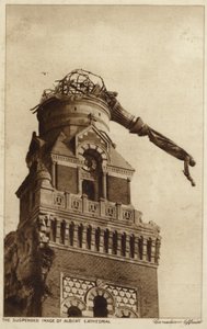 Zavěšená socha v Albertově katedrále, Francie, 1. světová válka (čb fotografie) od Canadian Photographer