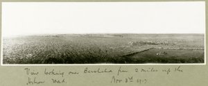 Pohled na Beershebu ze dvou mil po Hebron Road, 3. listopadu 1917 od Capt. Arthur Rhodes