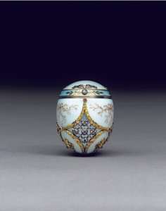 Vzácná dvoubarevná vaječná bonboniéra zdobená drahokamy, 1896-1908 od Carl Fabergé