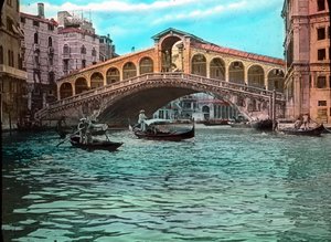 Itálie, Benátky, most Rialto a Velký kanál, datum snímku: kolem roku 1910. Archiv Carla Simona od Carl Simon