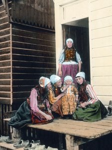 Nizozemsko, portrét holandské rodiny. Hrdá matka se svými čtyřmi dcerami. Datum vzniku snímku: kolem roku 1920. Archiv Carla Simona od Carl Simon