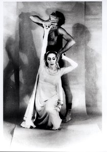 Martha Grahamová (1894-1991) a Bertram Ross (1920-2003) ve "Vizionářském recitálu", 27. června 1961 (želatinový stříbrný tisk)