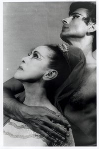 Martha Grahamová (1894-1991) a Bertram Ross (1920-2003) ve "Vizionářském recitálu", 27. června 1961 (želatinový stříbrný tisk) od Carl Van Vechten