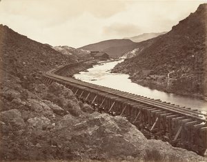 Eureka Quartz Mill and Flume, Nevada, 1875, vytištěno ca. 1876. od Carleton Emmons Watkins