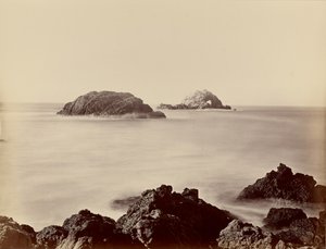 [Skalní útesy Seal Rocks z mysu]