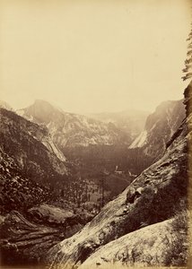 [Dómy z úpatí Horních Yosemitů] od Carleton Watkins