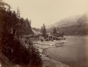 [The Middle Block House, Columbia River] od Carleton Watkins