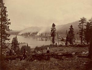 Pohled na zátoku Gleenbrook [sic], jezero Tahoe, s pilou, vlnolamem a parníky společností Carson a Tahoe Lumber and Flume Co., také konečná stanice jezera Tahoe, N.G.R.R. od Carleton Watkins