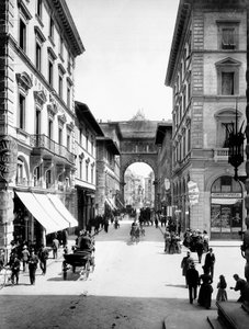 Via Strozzi, Florencie, cca 1890 (černobílá fotografie)