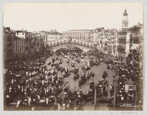 Regata gondol na Canal Grande v Benátkách u mostu Rialto