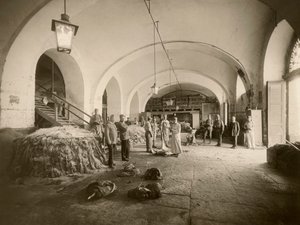 Interiér vojenského koženého depozitu, během Velké války (č/b foto)