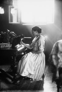 Portrait of Wanda sitting at a table with her cat, Trieste, c.1910 (glass plate)
