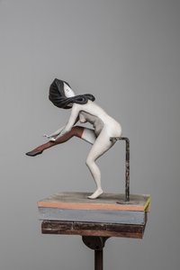 Degas Doll 5, 2017 (malovaná pryskyřice, ocel, dřevo)