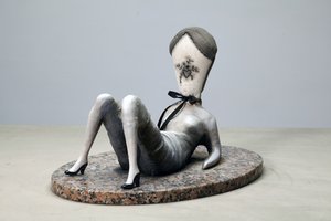 Polštář Dirty Love, 2014 (látka, hlína, barva na žule)