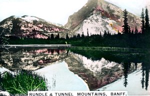 Mounts Rundle and Tunnel, Banff, Alberta, Kanada, c1920. od Cavenders Ltd