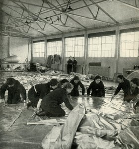 Balloon Fabric Workers, c1943. od Cecil Beaton