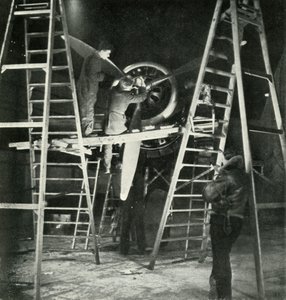 Letová mechanika, také W.A.A.F. Obchod, c1943. od Cecil Beaton