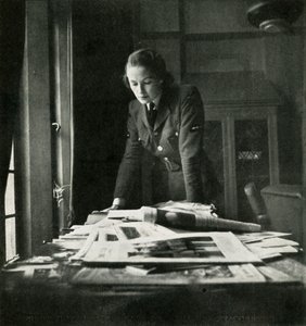 V čítárně, c1943. od Cecil Beaton