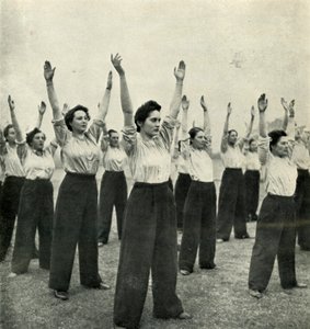Fyzický trénink v náborovém skladu, c1943. od Cecil Beaton