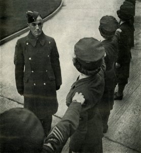 R.A.F. Seržant Drills Airwomen, c1943. od Cecil Beaton