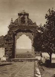 Mexiko: Vstup do atria kostela Acatepec (č/b foto)
