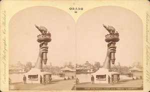 Kolosální ruka a pochodeň, Liberty, Centennial Exhibition, Philadelphia od Centennial Photographic Co.