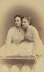 Alexandra Iossifovna Ruska (rozená princezna Alexandra Saxe Altenburg) a Olga Constantinovna Ruska - Portrét velkovévodkyně Alexandry Iosifovny (1830-1911) a velkovévodkyně Olgy Constantinovny Ruska (1851-1926), Bergamasco, Charles (Ka od Charles Bergamasco