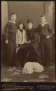 Císařovna Maria Fjodorovna s dětmi, Nicholas Alexandrovič, George Alexandrovič a Xenia Alexandrovna, Bergamasco, Charles (Karl) (1830-1896). Albumin Photo, ca. 1883. Ruský státní filmový a fotografický archiv, Krasnogorsk od Charles Bergamasco