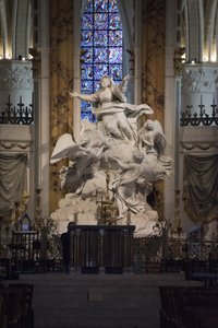 Vnitřní pohled na katedrálu v Chartres, hlavní oltář (socha od Charlese Antoina Bridana Nanebevzetí Panny Marie od Charles Antoine Bridan