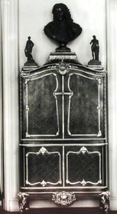 Kabinet s bustou Ludvíka Orleánského (1703-52) (dřevo)