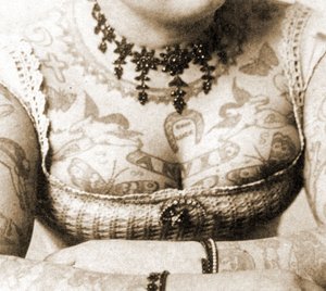 Detail hrudníku Annie Howardové, kolem roku 1898 (foto kabinetu)