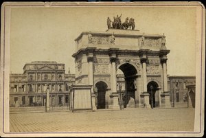 Francie, Ile-de-France, Paříž (75): Arc de Triomphe du Carrousel s budovami v ruinách Tuileries imperiales od Charles & Fontaine Pierre (1762 1853) Percier