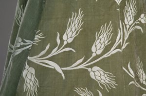 Večerní kabát Berthy Palmerové, kolem roku 1902 (detailní pohled na látku). Hedvábný satén s broušeným sametem v pšeničném vzoru, krajka s metalickou nití, hedvábné metalické střapce. Worth, Paříž. od Charles Frederick Worth