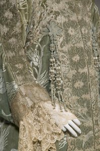 Večerní kabát Berthy Palmerové, kolem roku 1902 (detailní pohled na rukáv). Hedvábný satén s broušeným sametem v pšeničném vzoru, krajka s metalickou nití, hedvábné metalické střapce. Worth, Paříž. od Charles Frederick Worth