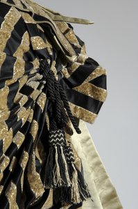 Večerní šaty, cca 1884 (detailní pohled na shon). Hedvábný satén a broušený samet, krajka, střapce z hedvábné nitě a třásně. Charles Frederick Worth, Francie. od Charles Frederick Worth