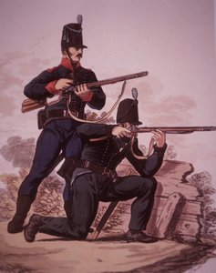 Střelci britské armády z počátku 19. století: Stojící voják 60. amerického královského pěšího pluku a klečící voják 95. střeleckého pluku (barevná litografie).