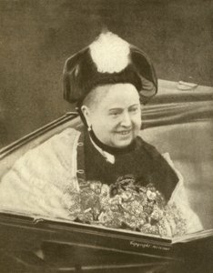 Královna Viktorie s úsměvem, když právě přijala kytici květin, Isle of Wight, kolem roku 1887 (černobílá fotografie)