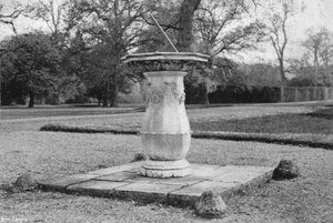 Mramorové sluneční hodiny (černobílá fotografie) od Charles Latham