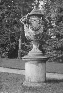 Kamenná urna v Newbold Revel od Charles Latham