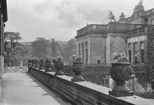 Vyřezávané kamenné vázy, východní terasa (č/b foto) od Charles Latham