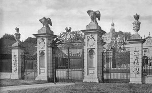Drayton: The Forecourt Gates (černobílá fotografie) od Charles Latham