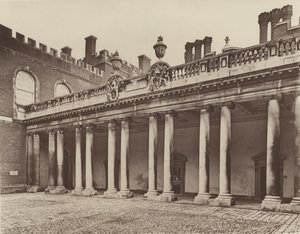 Palác Hampton Court, kolonáda ke královskému vchodu od Charles Latham
