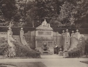Nástěnná fontána v zahradě v Bowoodu, Wilts