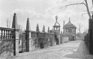 Jižní procházka mimo nádvoří (černobílá fotografie) od Charles Latham