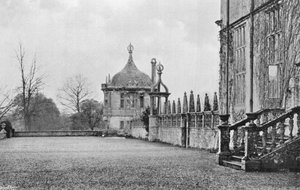 Terasa mezi nádvořím a Privy Garden od Charles Latham