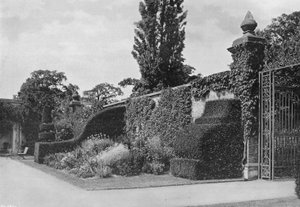 Yew Buttress, Alcove Walk od Charles Latham