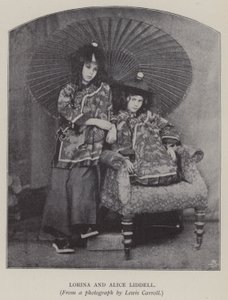 Lorina a Alice Liddellové (černobílá fotografie)