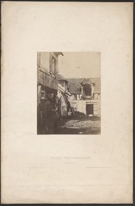 [Cour de ferme] / [Nádvoří statku] od Charles Marville