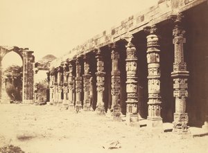 Interiér hinduistického chrámu v Kootubu od Charles Moravia