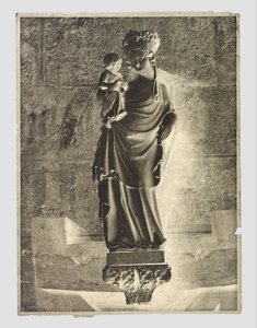 Socha Marie s dítětem v Notre-Dame v Paříži